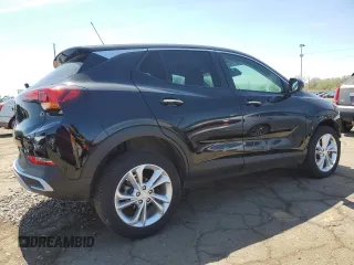 2023 Buick Encore GX Preferred z VIN KL4MMCSL1PB149704, wystawiony jako Copart lot #55058575 z przebiegiem 22 869 mil mil oraz Czysty tytuł • Clean title. Historia ofert i sprzedaży dostępna na DreamBid. Obrazek 3.