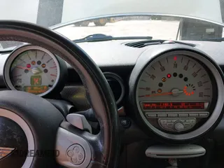 2008 MINI Hardtop S z VIN WMWMF73528TV39498, wystawiony jako IAAI lot #42308127 z przebiegiem 140 500 mil mil oraz . Historia ofert i sprzedaży dostępna na DreamBid. Obrazek 7.