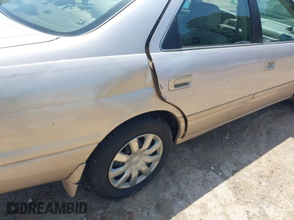 2000 Toyota Camry CE z VIN 4T1BG22K5YU731201, wystawiony jako IAAI lot #42094098 z przebiegiem Nie podano mil oraz . Historia ofert i sprzedaży dostępna na DreamBid. Obrazek 12.