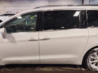 2021 Chrysler Pacifica Touring L with VIN 2C4RC1BG3MR504293, listed as a IAAI auction lot 41728608 with 70,487 mi miles and . Bid and sale history available at DreamBid. Image 14.