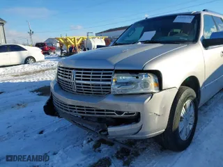 2007 Lincoln Navigator L with VIN 5LMFL28527LJ13754, listed as a IAAI auction lot 41322734 with 198,841 mi miles. Bid and sale history available at carsss.com. Image 6.