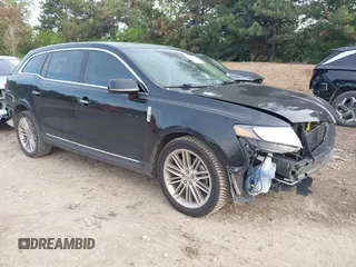 2016 Lincoln MKT EcoBoost z VIN 2LMHJ5AT3GBL02431, wystawiony jako IAAI lot #42193751 z przebiegiem 124 468 mil mil oraz . Historia ofert i sprzedaży dostępna na DreamBid. Obrazek 1.