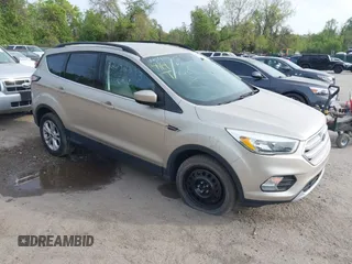 2018 Ford Escape SE z VIN 1FMCU9GD1JUB02119, wystawiony jako IAAI lot #42092393 z przebiegiem 69 309 mil mil oraz . Historia ofert i sprzedaży dostępna na DreamBid. Obrazek 1.