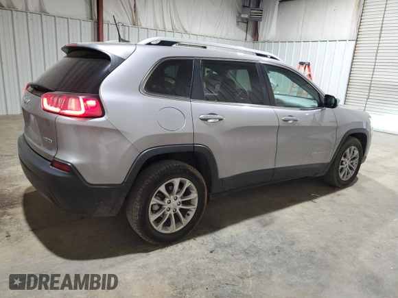 2019 Jeep Cherokee Latitude z VIN 1C4PJLCB5KD242546, wystawiony jako Copart lot #51445625 z przebiegiem 140 256 mil mil oraz Szkoda całkowita • Salvage title. Historia ofert i sprzedaży dostępna na DreamBid. Obrazek 3.