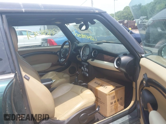 2010 MINI Hardtop с VIN WMWMF3C50ATZ60957, выставлен на аукционе IAAI как лот 42438301 с пробегом 135 114 миль миль и . История ставок и продаж доступна на DreamBid. Изображение 5.