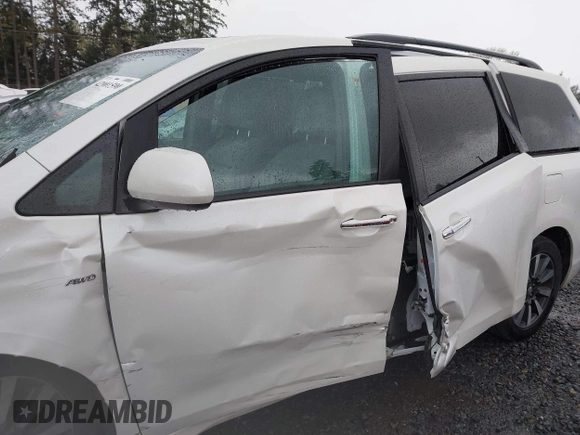 2018 Toyota Sienna XLE with VIN 5TDDZ3DC0JS201425, listed as a IAAI auction lot 42001590 with 49,772 mi miles. Bid and sale history available at carsss.com. Image 6.