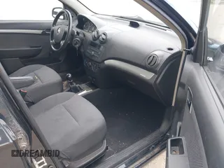 2011 Chevrolet Aveo 1LT z VIN KL1TD5DE9BB203861, wystawiony jako IAAI lot #42224197 z przebiegiem 126 327 mil mil oraz . Historia ofert i sprzedaży dostępna na DreamBid. Obrazek 5.