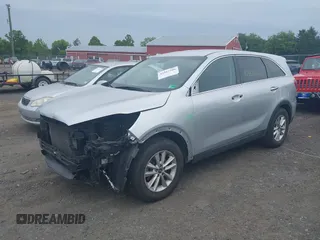2020 Kia Sorento LX z VIN 5XYPG4A33LG680825, wystawiony jako IAAI lot #42357206 z przebiegiem 88 359 mil mil oraz . Historia ofert i sprzedaży dostępna na DreamBid. Obrazek 2.