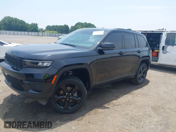 2023 Jeep Grand Cherokee Laredo z VIN 1C4RJGAG7PC648078, wystawiony jako IAAI lot #42474047 z przebiegiem 25 663 mil mil oraz . Historia ofert i sprzedaży dostępna na DreamBid. Obrazek 20.