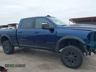 2024 Ram 2500 Power Wagon z VIN 3C6TR5EJ0RG315687, wystawiony jako IAAI lot #41614637 z przebiegiem 10 933 mil mil oraz . Historia ofert i sprzedaży dostępna na DreamBid. Obrazek 13.