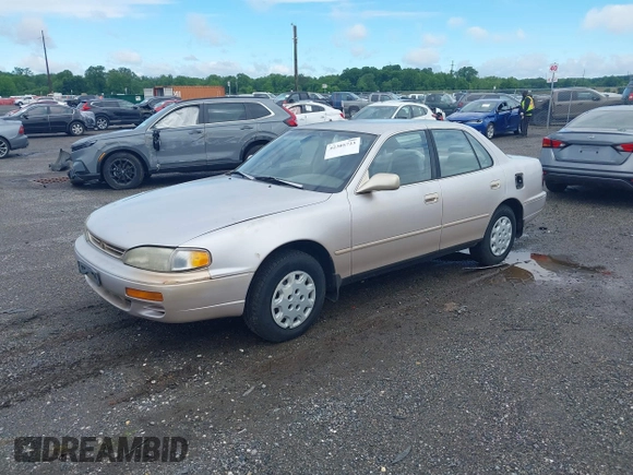 1996 Toyota Camry DX z VIN 4T1BG12K8TU754331, wystawiony jako IAAI lot #42305723 z przebiegiem 152 709 mil mil oraz . Historia ofert i sprzedaży dostępna na DreamBid. Obrazek 2.