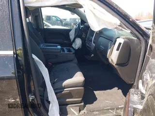 2019 GMC Sierra 1500 SLE z VIN 2GTV2MEC5K1105649, wystawiony jako IAAI lot #42039152 z przebiegiem 68 640 mil mil oraz . Historia ofert i sprzedaży dostępna na DreamBid. Obrazek 5.