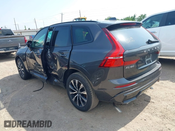2025 Volvo XC60 Plus z VIN YV4M12RC0S1172417, wystawiony jako IAAI lot #42438854 z przebiegiem 2 853 mil mil oraz . Historia ofert i sprzedaży dostępna na DreamBid. Obrazek 3.
