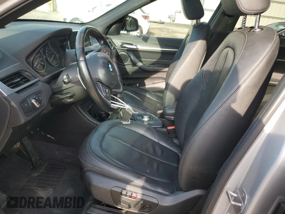 2017 BMW X1 xDrive28i z VIN WBXHT3Z34H4A53786, wystawiony jako Copart lot #54678575 z przebiegiem 86 312 mil mil oraz Szkoda całkowita • Salvage title. Historia ofert i sprzedaży dostępna na DreamBid. Obrazek 7.
