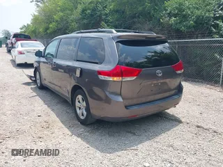 2011 Toyota Sienna LE AAS z VIN 5TDKK3DC1BS045280, wystawiony jako IAAI lot #42389241 z przebiegiem 165 653 mil mil oraz . Historia ofert i sprzedaży dostępna na DreamBid. Obrazek 3.