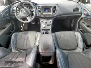 2015 Chrysler 200 S z VIN 1C3CCCBB7FN590895, wystawiony jako Copart lot #58063265 z przebiegiem 115 611 mil mil oraz Szkoda całkowita • Salvage title. Historia ofert i sprzedaży dostępna na DreamBid. Obrazek 8.