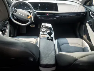 2023 Kia EV6 GT-Line z VIN KNDC4DLC1P5097169, wystawiony jako Copart lot #59554985 z przebiegiem 17 607 mil mil oraz Szkoda całkowita • Salvage title. Historia ofert i sprzedaży dostępna na DreamBid. Obrazek 8.
