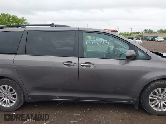 2016 Toyota Sienna XLE z VIN 5TDYK3DC3GS714599, wystawiony jako IAAI lot #42240471 z przebiegiem 135 746 mil mil oraz . Historia ofert i sprzedaży dostępna na DreamBid. Obrazek 13.