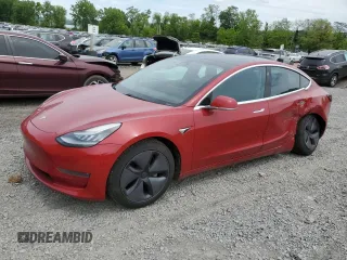 2018 Tesla Model 3 Long Range Battery z VIN 5YJ3E1EB1JF145985, wystawiony jako Copart lot #57683995 z przebiegiem 61 365 mil mil oraz Szkody całkowita. Historia ofert i sprzedaży dostępna na DreamBid. Obrazek 1.