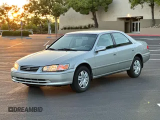 2000 Toyota Camry CE z VIN 4T1BG22K2YU669871, wystawiony jako Copart lot #57918075 z przebiegiem 164 842 mil mil oraz Czysty tytuł • Clean title. Historia ofert i sprzedaży dostępna na DreamBid. Obrazek 2.