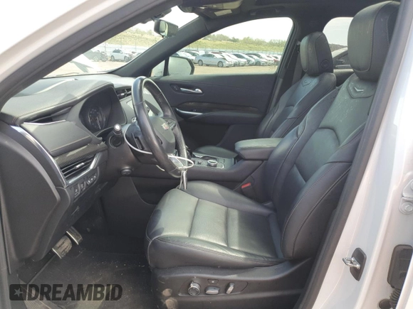 2022 Cadillac XT4 FWD Sport z VIN 1GYFZER47NF165920, wystawiony jako Copart lot #50389935 z przebiegiem 57 410 mil mil oraz Szkoda całkowita • Salvage title. Historia ofert i sprzedaży dostępna na DreamBid. Obrazek 7.