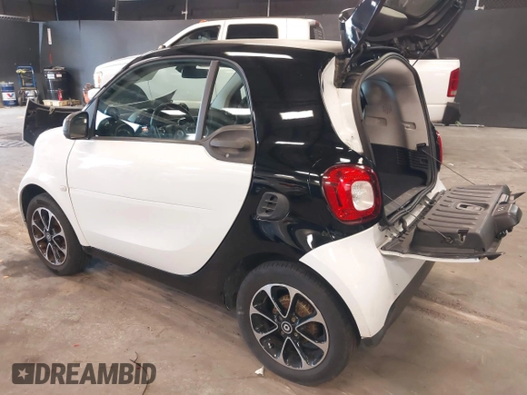 2016 Smart fortwo Passion z VIN WMEFJ5DA9GK061774, wystawiony jako IAAI lot #42005599 z przebiegiem 44 323 mil mil oraz . Historia ofert i sprzedaży dostępna na DreamBid. Obrazek 3.
