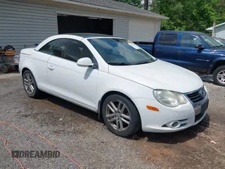 2008 Volkswagen Eos Lux z VIN WVWFA71F88V018635, wystawiony jako IAAI lot #42220306 z przebiegiem 155 448 mil mil oraz . Historia ofert i sprzedaży dostępna na DreamBid. Obrazek 1.