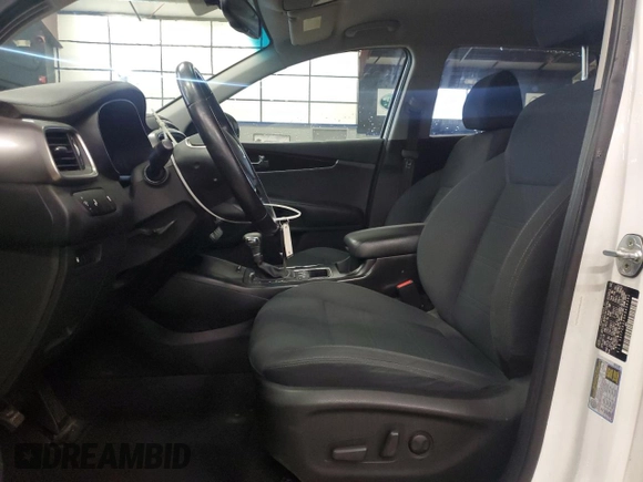2019 Kia Sorento LX z VIN 5XYPGDA59KG456393, wystawiony jako Copart lot #61352805 z przebiegiem 102 479 mil mil oraz Czysty tytuł • Clean title. Historia ofert i sprzedaży dostępna na DreamBid. Obrazek 7.