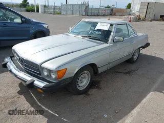 1982 Mercedes-Benz 380 SL z VIN WDBBA45A8CB017571, wystawiony jako IAAI lot #42483211 z przebiegiem 125 437 mil mil oraz . Historia ofert i sprzedaży dostępna na DreamBid. Obrazek 2.