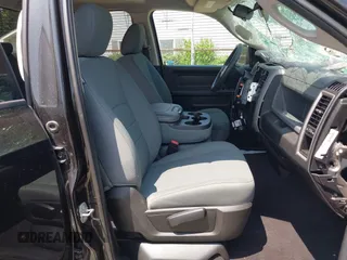 2018 Ram 1500 Express z VIN 1C6RR7FT9JS290131, wystawiony jako IAAI lot #42377820 z przebiegiem 56 442 mil mil oraz . Historia ofert i sprzedaży dostępna na DreamBid. Obrazek 5.