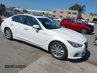 2015 Infiniti Q50 z VIN JN1BV7AP6FM355418, wystawiony jako IAAI lot #42222204 z przebiegiem 94 237 mil mil oraz . Historia ofert i sprzedaży dostępna na DreamBid. Obrazek 1.