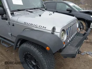 2013 Jeep Wrangler Unlimited Rubicon z VIN 1C4BJWFG7DL667083, wystawiony jako IAAI lot #42016912 z przebiegiem 148 933 mil mil oraz . Historia ofert i sprzedaży dostępna na DreamBid. Obrazek 6.