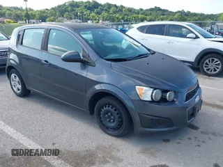 2013 Chevrolet Sonic LS z VIN 1G1JA6SH0D4212041, wystawiony jako IAAI lot #42552147 z przebiegiem 192 934 mil mil oraz . Historia ofert i sprzedaży dostępna na DreamBid. Obrazek 1.