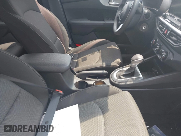 2023 Kia Forte LXS z VIN 3KPF24AD6PE611746, wystawiony jako IAAI lot #42427246 z przebiegiem 56 552 mil mil oraz . Historia ofert i sprzedaży dostępna na DreamBid. Obrazek 5.