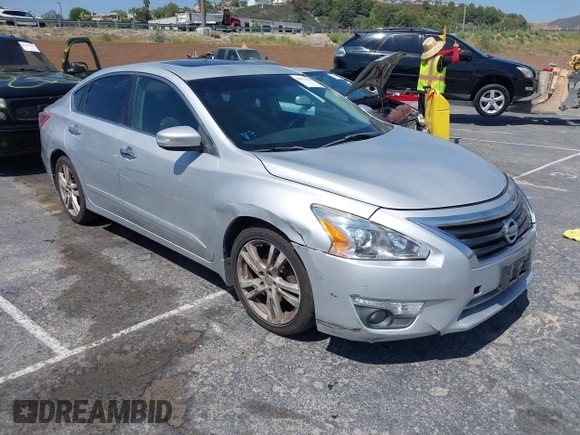 2013 Nissan Altima SV z VIN 1N4BL3AP3DN425384, wystawiony jako IAAI lot #42471028 z przebiegiem 154 095 mil mil oraz . Historia ofert i sprzedaży dostępna na DreamBid. Obrazek 1.