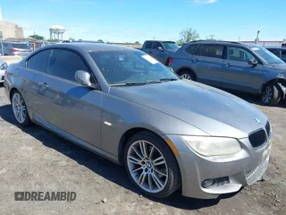 2011 BMW 3 Series 328i xDrive z VIN WBAKF5C52BE517668, wystawiony jako IAAI lot #42292360 z przebiegiem 127 265 mil mil oraz . Historia ofert i sprzedaży dostępna na DreamBid. Obrazek 1.