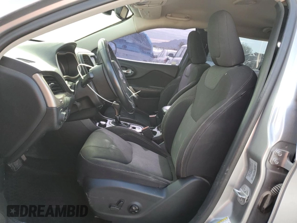 2017 Jeep Cherokee Latitude z VIN 1C4PJMCB5HD213966, wystawiony jako Copart lot #54869785 z przebiegiem 70 233 mil mil oraz Szkoda całkowita • Salvage title. Historia ofert i sprzedaży dostępna na DreamBid. Obrazek 7.