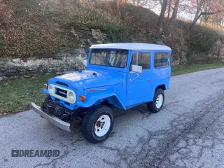 1974 Toyota Land Cruiser z VIN FJ40166015, wystawiony jako Copart lot #53980365 z przebiegiem 239 mil mil oraz Czysty tytuł • Clean title. Historia ofert i sprzedaży dostępna na DreamBid. Obrazek 2.