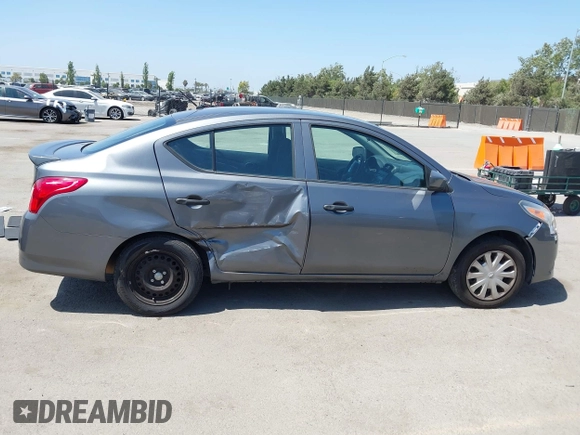 2016 Nissan Versa S z VIN 3N1CN7AP1GL910226, wystawiony jako IAAI lot #42544603 z przebiegiem 128 501 mil mil oraz . Historia ofert i sprzedaży dostępna na DreamBid. Obrazek 13.