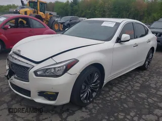 2016 Infiniti Q70 z VIN JN1BY1AR4GM271282, wystawiony jako IAAI lot #42204923 z przebiegiem 104 244 mil mil oraz . Historia ofert i sprzedaży dostępna na DreamBid. Obrazek 2.