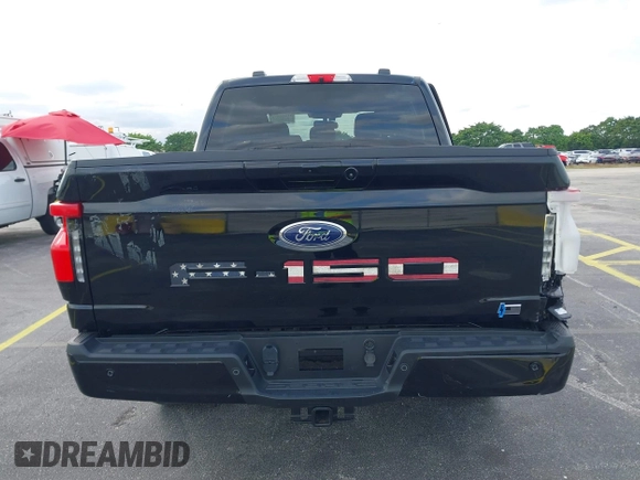2023 Ford F-150 Lightning Pro z VIN 1FTVW1ELXPWG15885, wystawiony jako IAAI lot #41631871 z przebiegiem 88 151 mil mil oraz . Historia ofert i sprzedaży dostępna na DreamBid. Obrazek 15.