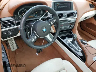 2015 BMW 6 Series 640i xDrive z VIN WBA6B8C56FD453175, wystawiony jako Copart lot #81372044 z przebiegiem 111 835 mil mil oraz Czysty tytuł • Clean title. Historia ofert i sprzedaży dostępna na DreamBid. Obrazek 8.