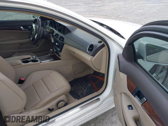 2015 Mercedes-Benz C-Class C 250 with VIN WDDGJ4HBXFG360200, listed as a IAAI auction lot 40952908 with 70,987 mi miles. Bid and sale history available at carsss.com. Image 5.