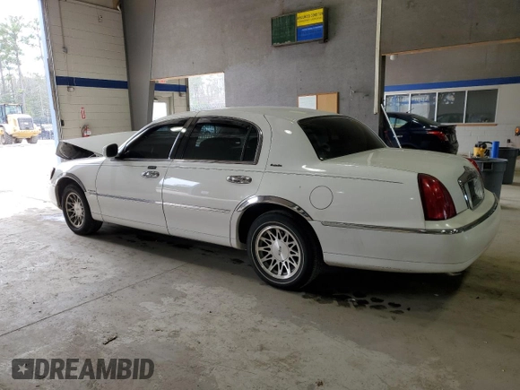 2002 Lincoln Town Car Executive z VIN 1LNHM81W92Y635551, wystawiony jako Copart lot #47803525 z przebiegiem Nie podano mil oraz Szkoda całkowita • Salvage title. Historia ofert i sprzedaży dostępna na DreamBid. Obrazek 2.