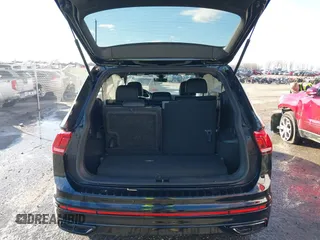 2023 Volkswagen Tiguan SE R-Line Black z VIN 3VVCB7AX5PM100499, wystawiony jako IAAI lot #41261505 z przebiegiem 26 677 mil mil oraz . Historia ofert i sprzedaży dostępna na DreamBid. Obrazek 17.