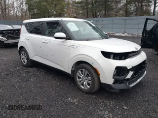 2020 Kia Soul S with VIN KNDJ23AU4L7723217, listed as a IAAI auction lot 41544182 with 32,670 mi miles. Bid and sale history available at carsss.com. Image 1.