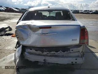2013 Chrysler 300 z VIN 2C3CCAAG2DH572389, wystawiony jako Copart lot #47327315 z przebiegiem 144 262 mil mil oraz Szkoda całkowita • Salvage title. Historia ofert i sprzedaży dostępna na DreamBid. Obrazek 6.