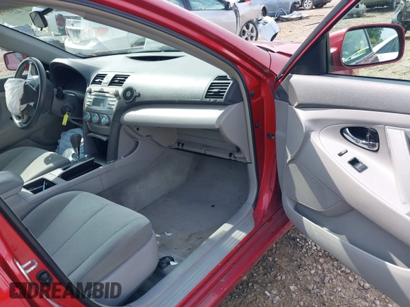 2007 Toyota Camry CE z VIN 4T1BE46K17U047708, wystawiony jako IAAI lot #42377168 z przebiegiem 177 695 mil mil oraz . Historia ofert i sprzedaży dostępna na DreamBid. Obrazek 5.