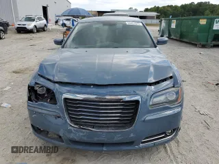 2014 Chrysler 300 S z VIN 2C3CCABG9EH276480, wystawiony jako Copart lot #55937975 z przebiegiem 98 129 mil mil oraz Czysty tytuł • Clean title. Historia ofert i sprzedaży dostępna na DreamBid. Obrazek 5.