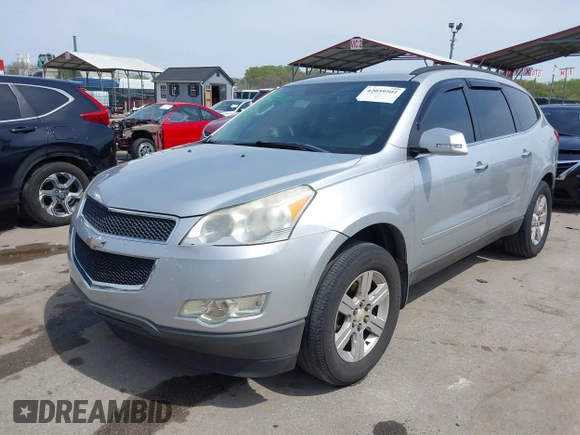 2012 Chevrolet Traverse 1LT z VIN 1GNKVGED0CJ156706, wystawiony jako IAAI lot #42059502 z przebiegiem 138 935 mil mil oraz . Historia ofert i sprzedaży dostępna na DreamBid. Obrazek 17.